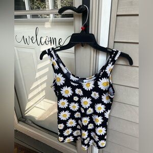 NWT-🌻🌻 Women’s Daisy Sleeveless Top